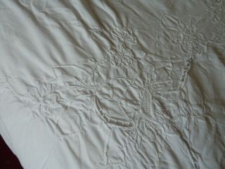 GORGEOUS LARGE VINTAGE EMBROIDERED / CUTWORK WHITE COTTON TABLECLOTH 66 