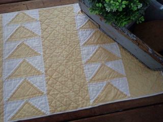 Prim Antique Mustard Yellow & White Flying Geese Table Doll QUILT RUNNER 25x15 2