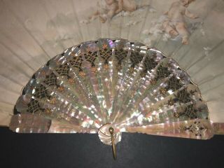 FINE FRENCH ART NOUVEAU MOTHER OF PEARL GOLD INLAY HAND PAINTED CHERUB SCENE FAN 2