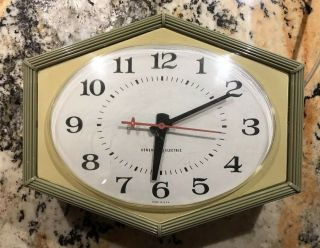 Fabulous Mid Century Modern Avocado Green General Electric Wall Clock Fluted