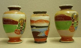 Set of 3 Small 1930 ' s Hand Painted Japanese Cabinet / Posy Vases (Ref B1) 4