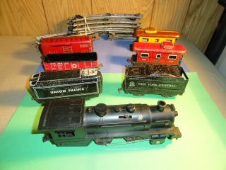 Vintage Marxs Wind Up Engine & 6 - Tin Cars & 5 Straight 13 - Curved Track