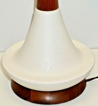 MID CENTURY CERAMIC AND WOOD TALL TABLE LAMP & SHADE 4