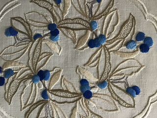 GORGEOUS VINTAGE LINEN HAND EMBROIDERED TRAY CLOTH BLUE BERRIES/LEAVES 2