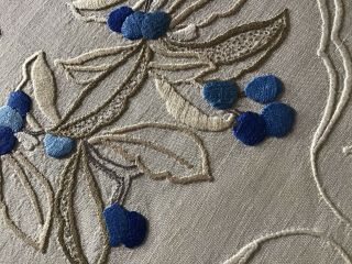 GORGEOUS VINTAGE LINEN HAND EMBROIDERED TRAY CLOTH BLUE BERRIES/LEAVES 7