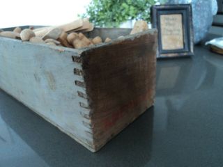 ANTIQUE PRIMITIVE OLD WODDEN HYGRADE CHEESE BOX BLUE W/50 OLD WOOD CLOTHS PINS 5