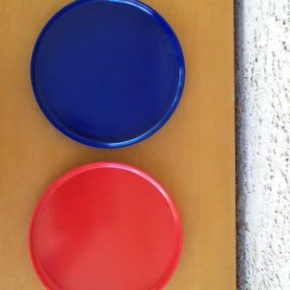 2 HELLER Plastic Salad/Lunch Plates MCM - 1 red,  1 blue,  7.  5 incn diameter 2