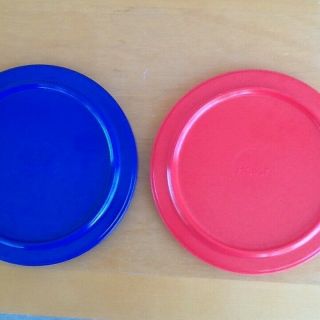 2 HELLER Plastic Salad/Lunch Plates MCM - 1 red,  1 blue,  7.  5 incn diameter 3