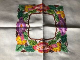 Awesome Vintage Floral Heavily Hand Embroidered Linen Tablecloth Lace Edging 2