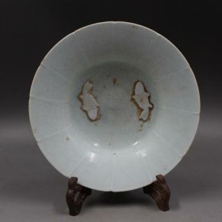 Chinese Old Hutian Kiln White Crackle Glaze Relief Fish Pattern Porcelain Bowl