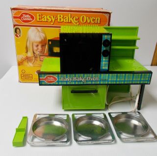 Vintage Betty Crocker Easy - Bake Oven 1370 Green Baking Pans Pusher