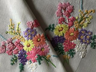 GORGEOUS VINTAGE HAND EMBROIDERED TABLECLOTH FLORAL POSIES 3