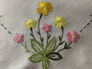 GORGEOUS VINTAGE LINEN HAND EMBROIDERED TABLECLOTH PRETTY PRIMROSES 2