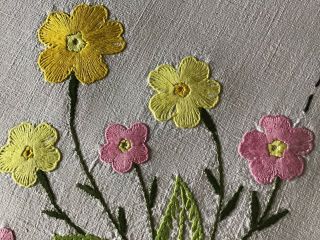 GORGEOUS VINTAGE LINEN HAND EMBROIDERED TABLECLOTH PRETTY PRIMROSES 3