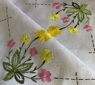 GORGEOUS VINTAGE LINEN HAND EMBROIDERED TABLECLOTH PRETTY PRIMROSES 4