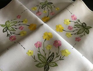 GORGEOUS VINTAGE LINEN HAND EMBROIDERED TABLECLOTH PRETTY PRIMROSES 5