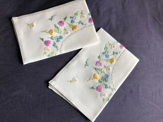 Pair Pretty Vintage Irish Linen Hand Embroidered Tray Cloths Table Centrepieces