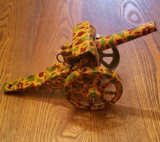 VINTAGE 1940 ' S CAMOUFLAGE TIN HOWITZER CANNON TOY SPRING LOADED 9 