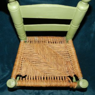 CUTE GREEN VINTAGE/ANTIQUE WOOD CHILD ' S CHAIR WITH WOVEN SEAT FOR DOLLS/BEARS 2