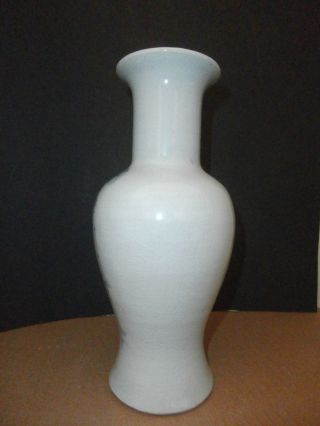 A CHINESE BLUE AND WHITE CRACKLE - GLAZED VASE FLORAL MARK ON BOTTOM 9 