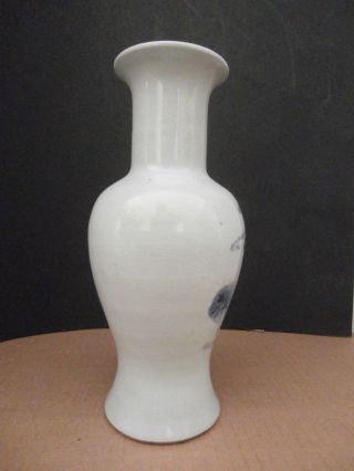 A CHINESE BLUE AND WHITE CRACKLE - GLAZED VASE FLORAL MARK ON BOTTOM 9 