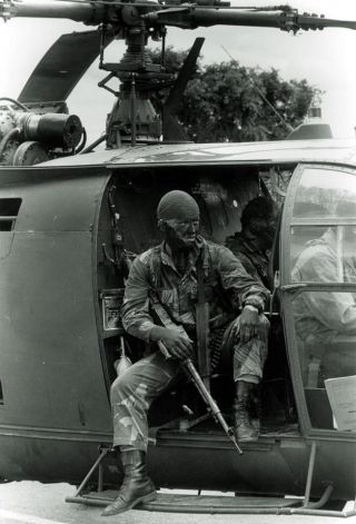 Rhodesian War Photo Trooper In Alouette G Car With Fn Mag Rli Rhodesia / 8025