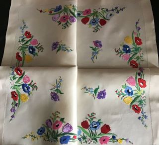 GORGEOUS VINTAGE IRISH LINEN HAND EMBROIDERED TABLECLOTH LOVELY SPRING FLORALS 3