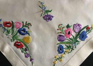 GORGEOUS VINTAGE IRISH LINEN HAND EMBROIDERED TABLECLOTH LOVELY SPRING FLORALS 4