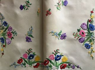 GORGEOUS VINTAGE IRISH LINEN HAND EMBROIDERED TABLECLOTH LOVELY SPRING FLORALS 5