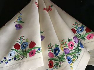 GORGEOUS VINTAGE IRISH LINEN HAND EMBROIDERED TABLECLOTH LOVELY SPRING FLORALS 6