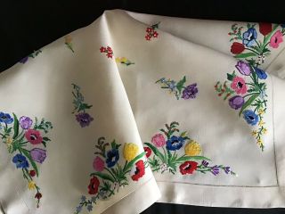 GORGEOUS VINTAGE IRISH LINEN HAND EMBROIDERED TABLECLOTH LOVELY SPRING FLORALS 7