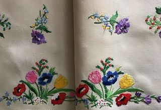 GORGEOUS VINTAGE IRISH LINEN HAND EMBROIDERED TABLECLOTH LOVELY SPRING FLORALS 8