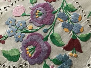 Stunning Vintage Hand Embroidered Table Runner Florals/cutwork