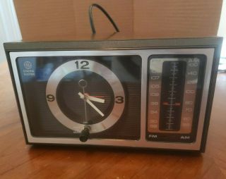 General Electric Clock Radio GE - AC Power 7 - 4501 alarm wood grain AM FM VTG 2