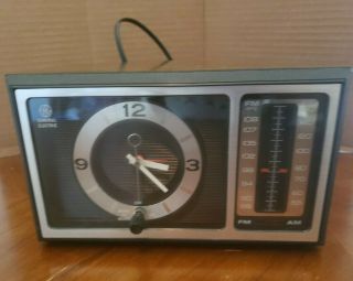 General Electric Clock Radio GE - AC Power 7 - 4501 alarm wood grain AM FM VTG 3