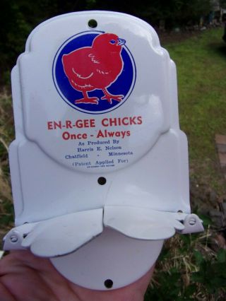 En - R - Gee Chicks Vintage Ez Grip Towel Holder Chicken Tin Advertising Nos 1950 