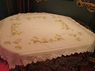 Large Vintage Daisy Embroidered Lace Table Cloth.