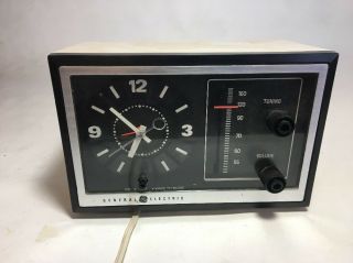 Mid - Century Am Clock Radio General Electric Vtg Black & Beige Model No 7 - 4725