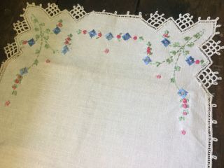 Antique Vtg Linen With Lace Table Runner Dresser Scarf With Embroidered Flowers