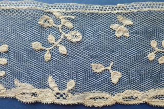 FOUR SHORT LENGTHS OF 18th CENTURY BOBBIN LACE - Brussels,  Devon & Mechlin 6