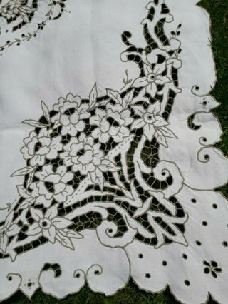 VINTAGE MADEIRA TABLECLOTH CUTWORK LINEN HAND EMBROIDERY FLORAL 40X42 