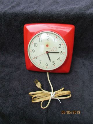 Vintage Red General Electric Mod.  2h - 20 Red Dot Kitchen Wall Clock - - Running.