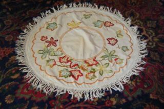 Ant.  Vtg Ecru Linen Arts & Crafts Embroidered Oval Round Table Cover Doily