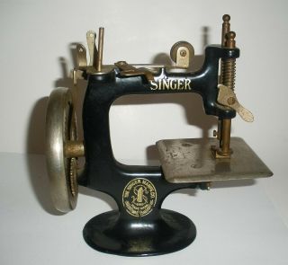 Vintage Model 20 Child ' s Toy Mini Singer Sewing Machine 2