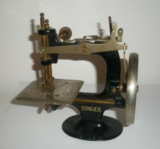 Vintage Model 20 Child ' s Toy Mini Singer Sewing Machine 3