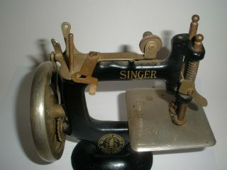 Vintage Model 20 Child ' s Toy Mini Singer Sewing Machine 5