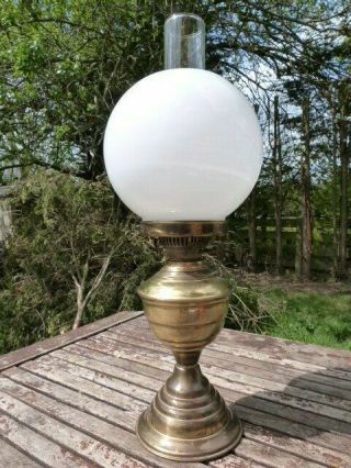 LOVELY ANTIQUE VINTAGE DUPLEX BRASS GLASS WHITE GLOBE OIL LAMP. 2