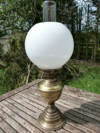 LOVELY ANTIQUE VINTAGE DUPLEX BRASS GLASS WHITE GLOBE OIL LAMP. 3