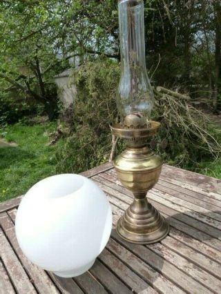 LOVELY ANTIQUE VINTAGE DUPLEX BRASS GLASS WHITE GLOBE OIL LAMP. 7