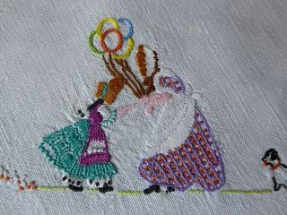 VINTAGE HAND EMBROIDERED LINEN TABLECLOTH - FLOWER CIRCLE OF VILLAGERS 3